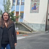 Cindy Bagnoud nous a donné rendez-vous au coeur du village d'Isérables. Entre l'église et l'école, où elle a suivi sa scolarité.
